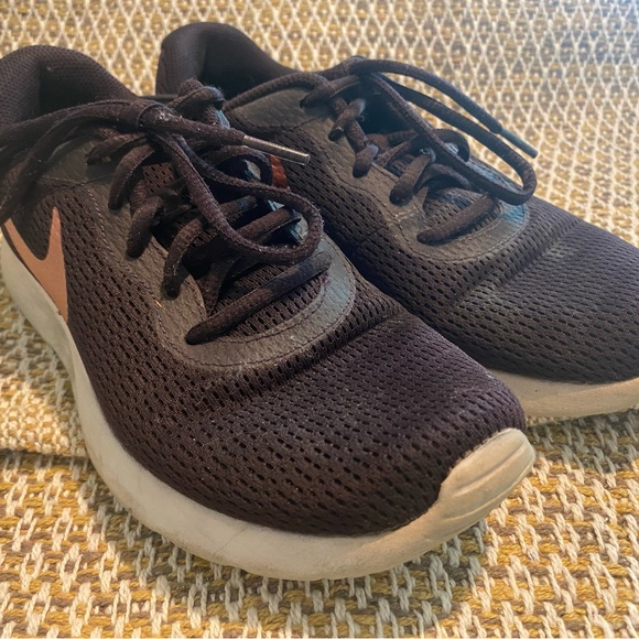 Nike Tanjun Women's Burgundy Running Shoes - Picture 1 of 7